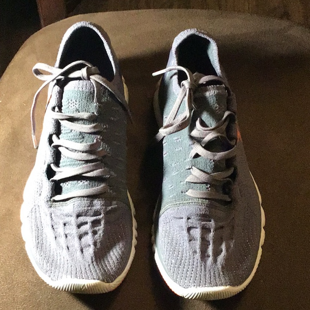 Women’s tennis shoes size 8.5